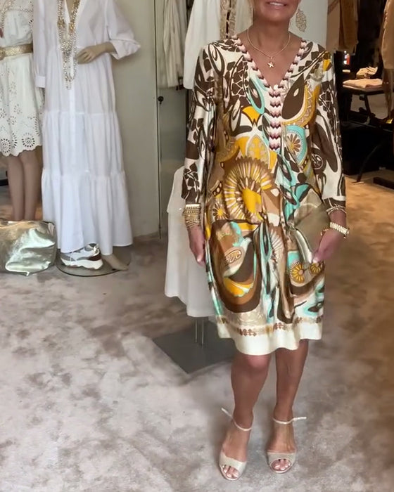 Sukienka na co dzień z nadrukiem retro i dekoltem w serek