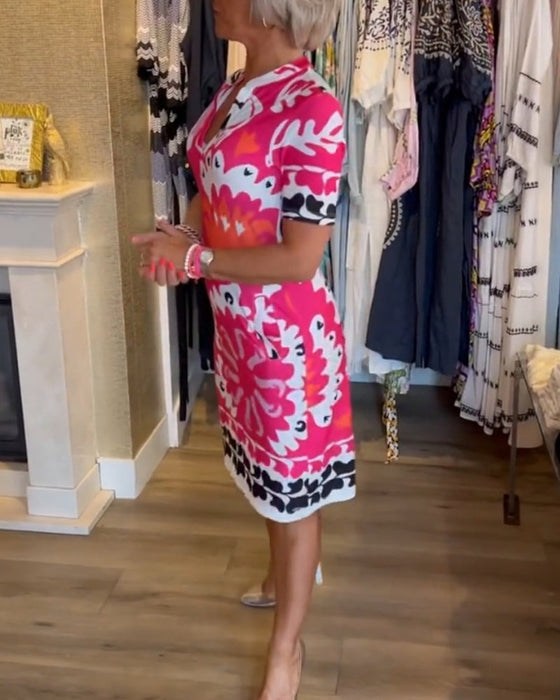 Sukienka z krótkim rękawkiem i dekoltem w kształcie litery V z nadrukiem