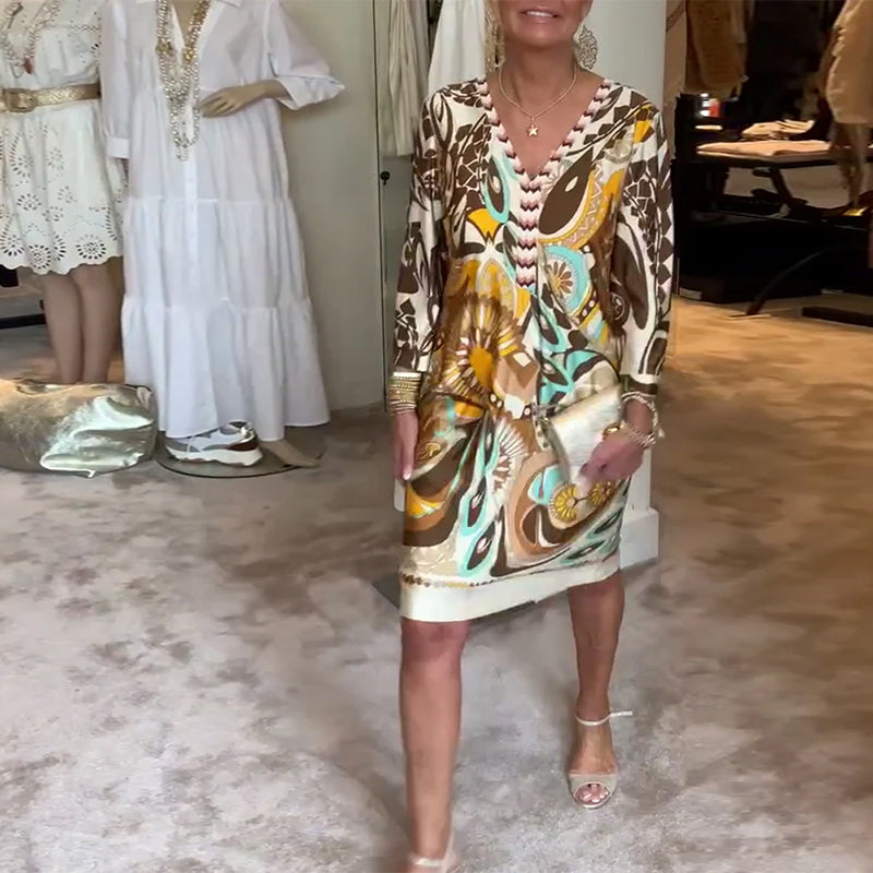 Sukienka na co dzień z nadrukiem retro i dekoltem w serek