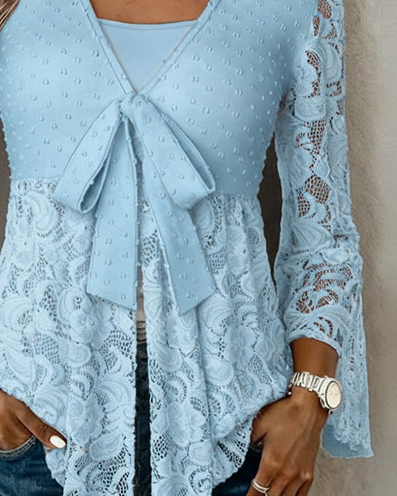 Jednokolorowa Bluzka Z Dzwonowymi Rękawami I Dekoltem W Serek