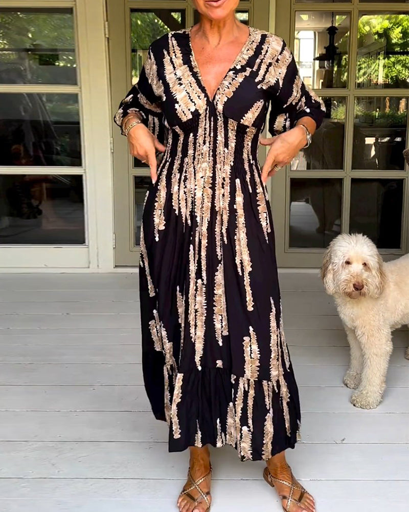 Sukienka z rękawem 3/4 i dekoltem w szpic