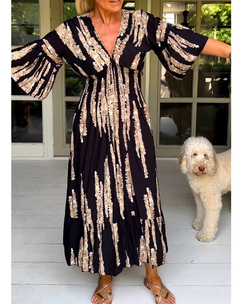 Sukienka z rękawem 3/4 i dekoltem w szpic