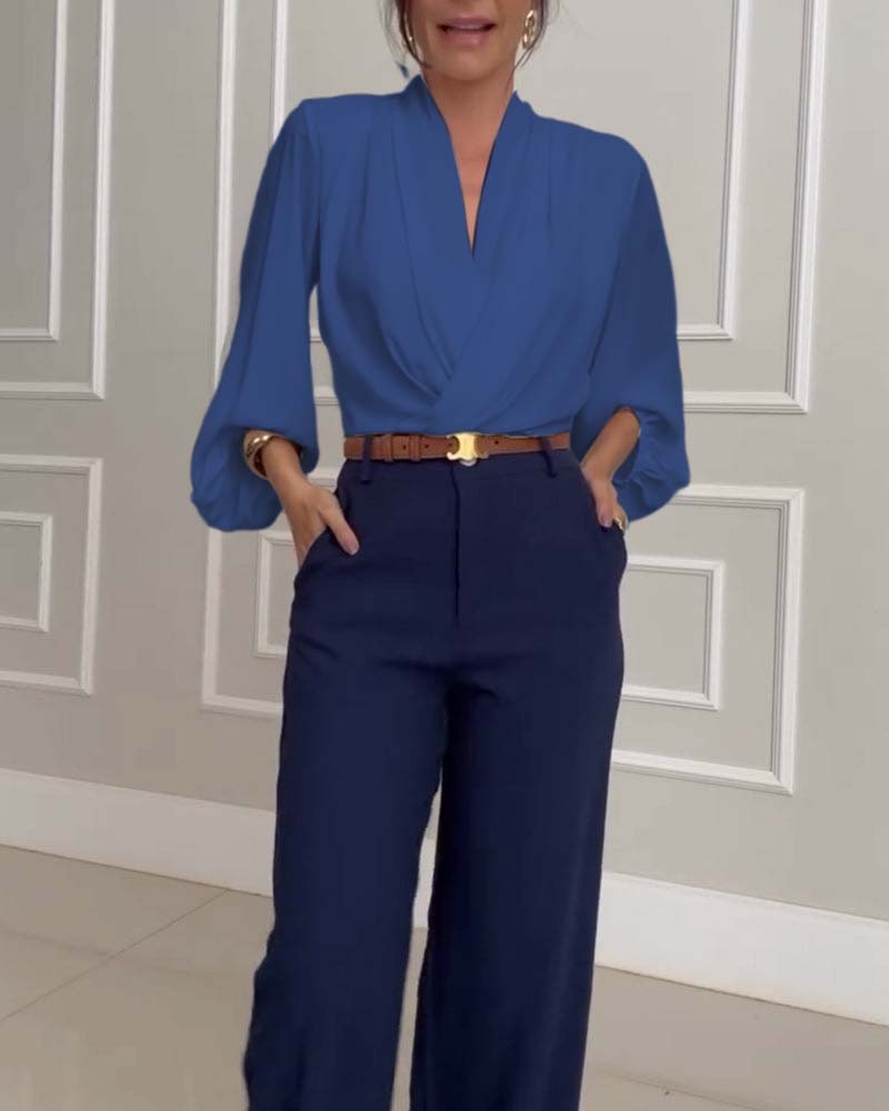 Modna bluzka w jednolitym kolorze z dekoltem w serek i rękawami typu latarnia