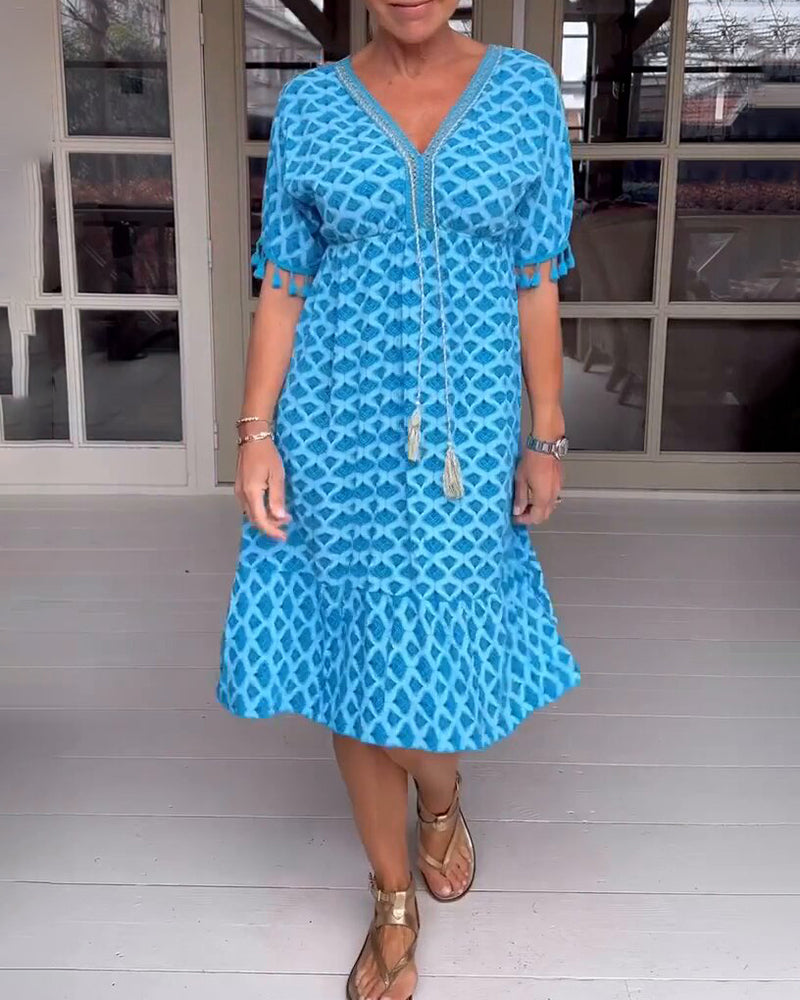 Sukienka z dekoltem w serek i nadrukiem z frędzlami