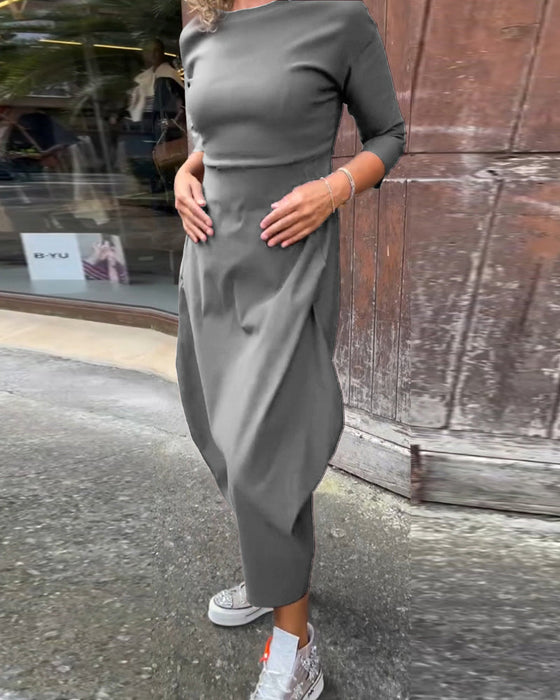 Prosta jednokolorowa elegancka sukienka z długim rękawem i kieszeniami