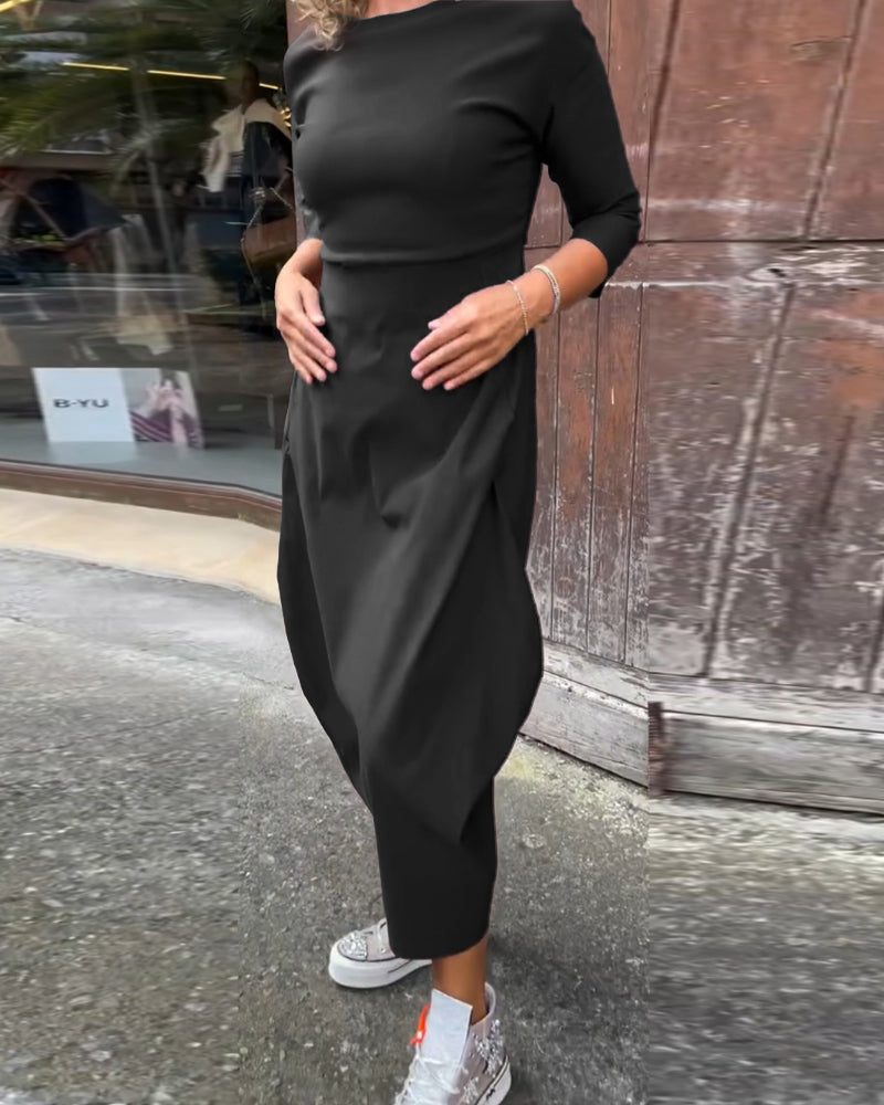 Prosta jednokolorowa elegancka sukienka z długim rękawem i kieszeniami