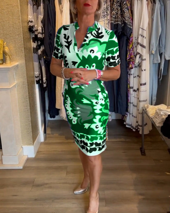 Sukienka z krótkim rękawkiem i dekoltem w kształcie litery V z nadrukiem