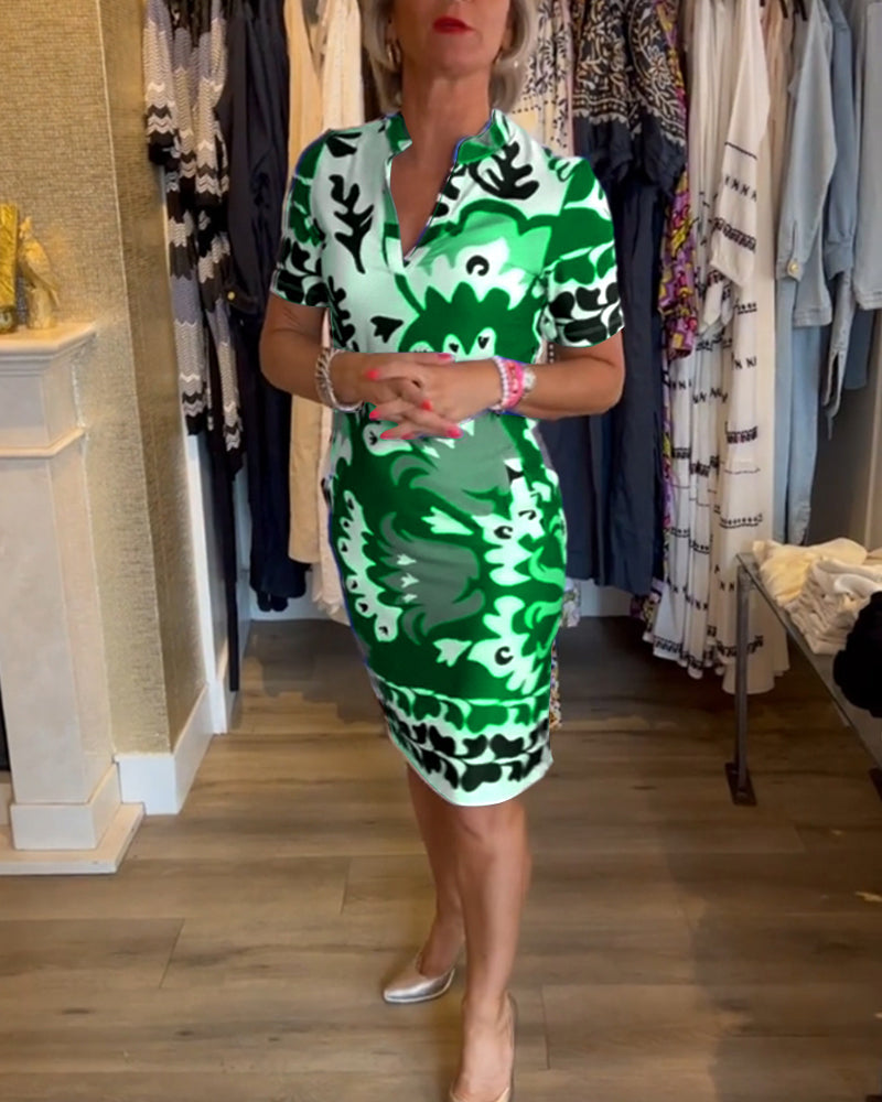 Sukienka z krótkim rękawkiem i dekoltem w kształcie litery V z nadrukiem