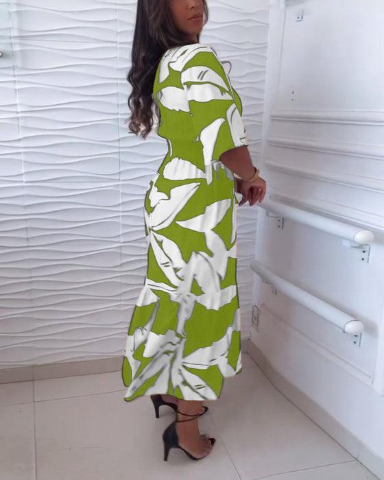 Elegancka sukienka z dekoltem w kształcie litery V i rękawami trzy czwarte