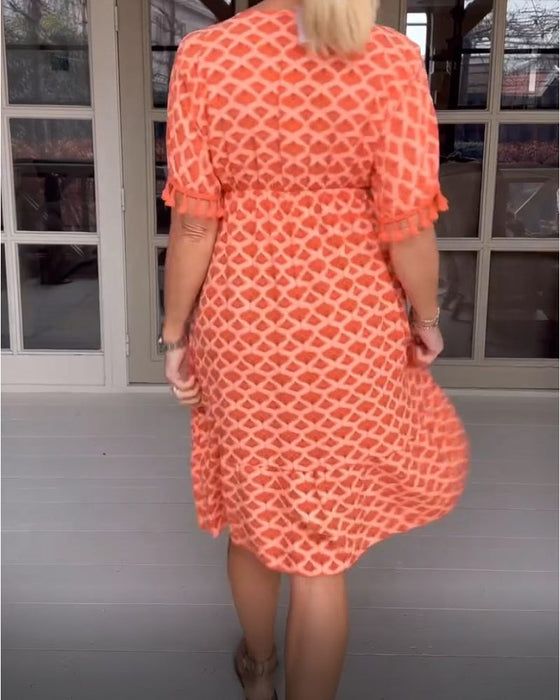 Sukienka z dekoltem w serek i nadrukiem z frędzlami