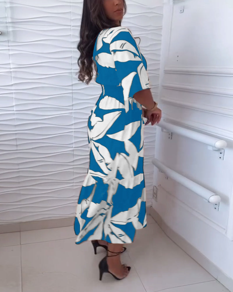 Elegancka sukienka z dekoltem w kształcie litery V i rękawami trzy czwarte