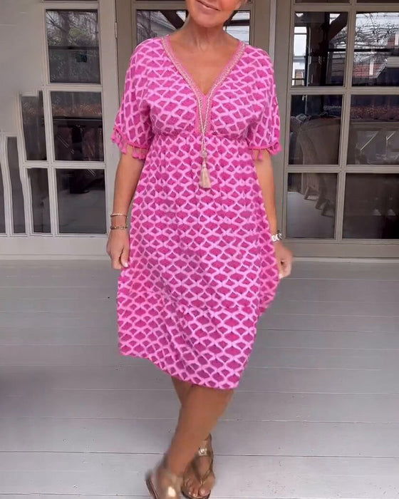 Sukienka z dekoltem w serek i nadrukiem z frędzlami