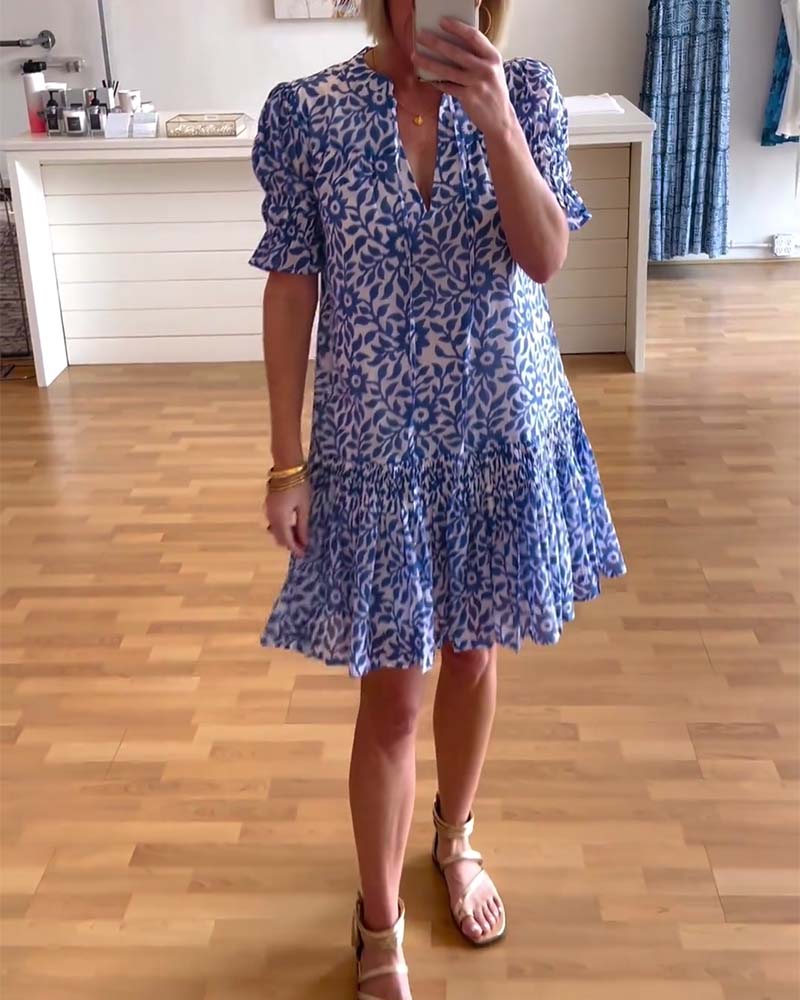 Sukienka z bufiastymi rękawami i kwiatowym nadrukiem