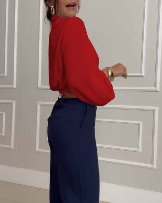 Modna bluzka w jednolitym kolorze z dekoltem w serek i rękawami typu latarnia