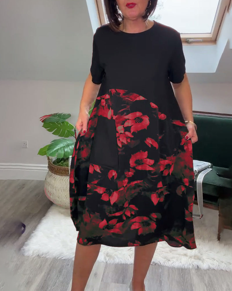 Sukienka z okrągłym dekoltem i kwiatowym nadrukiem oraz patchworkiem