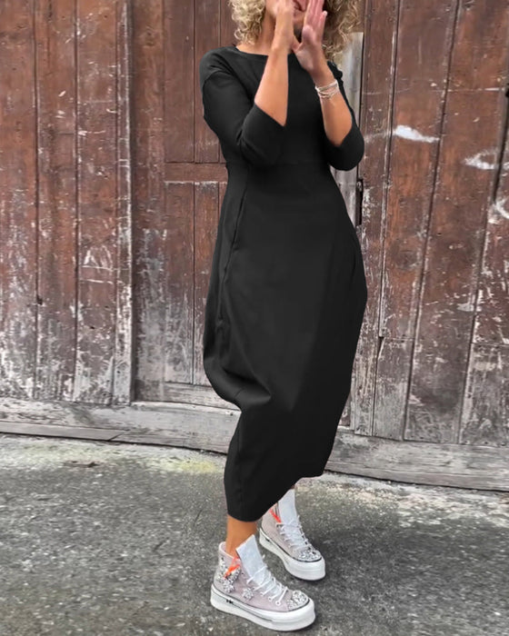Prosta jednokolorowa elegancka sukienka z długim rękawem i kieszeniami