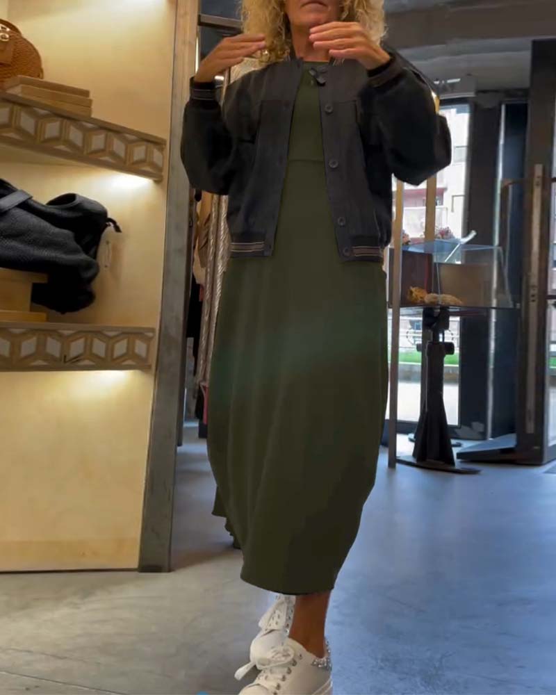 Jednokolorowa sukienka z okrągłym dekoltem i długimi rękawami