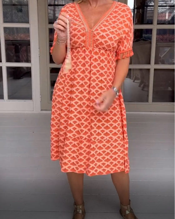 Sukienka z dekoltem w serek i nadrukiem z frędzlami