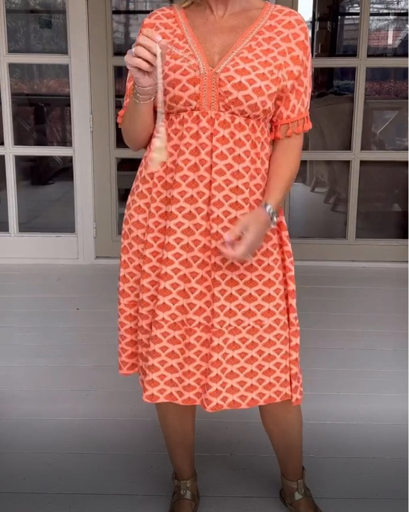 Sukienka z dekoltem w serek i nadrukiem z frędzlami