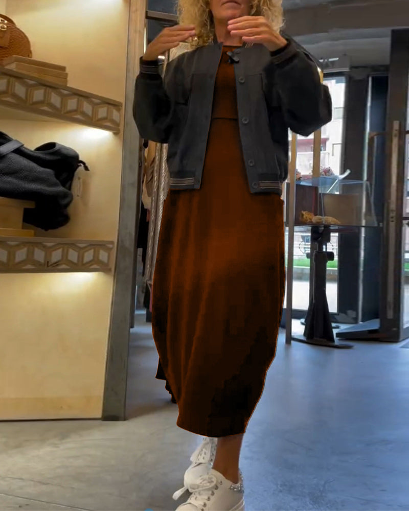 Jednokolorowa sukienka z okrągłym dekoltem i długimi rękawami