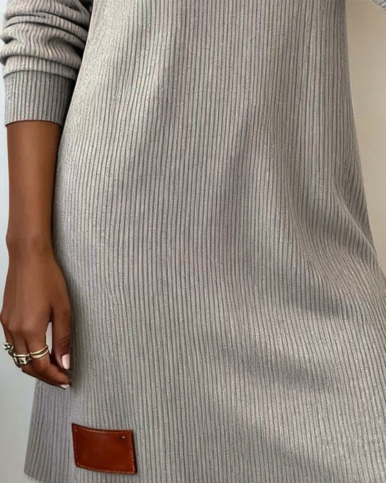 Prosta Sukienka Z Długim Rękawem I Wysokim Kołnierzem