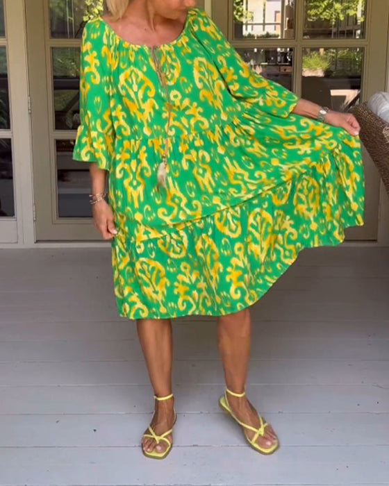 Sukienka z luźnym nadrukiem i rękawami dzwonkowymi