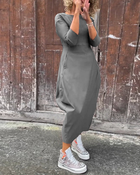 Prosta jednokolorowa elegancka sukienka z długim rękawem i kieszeniami