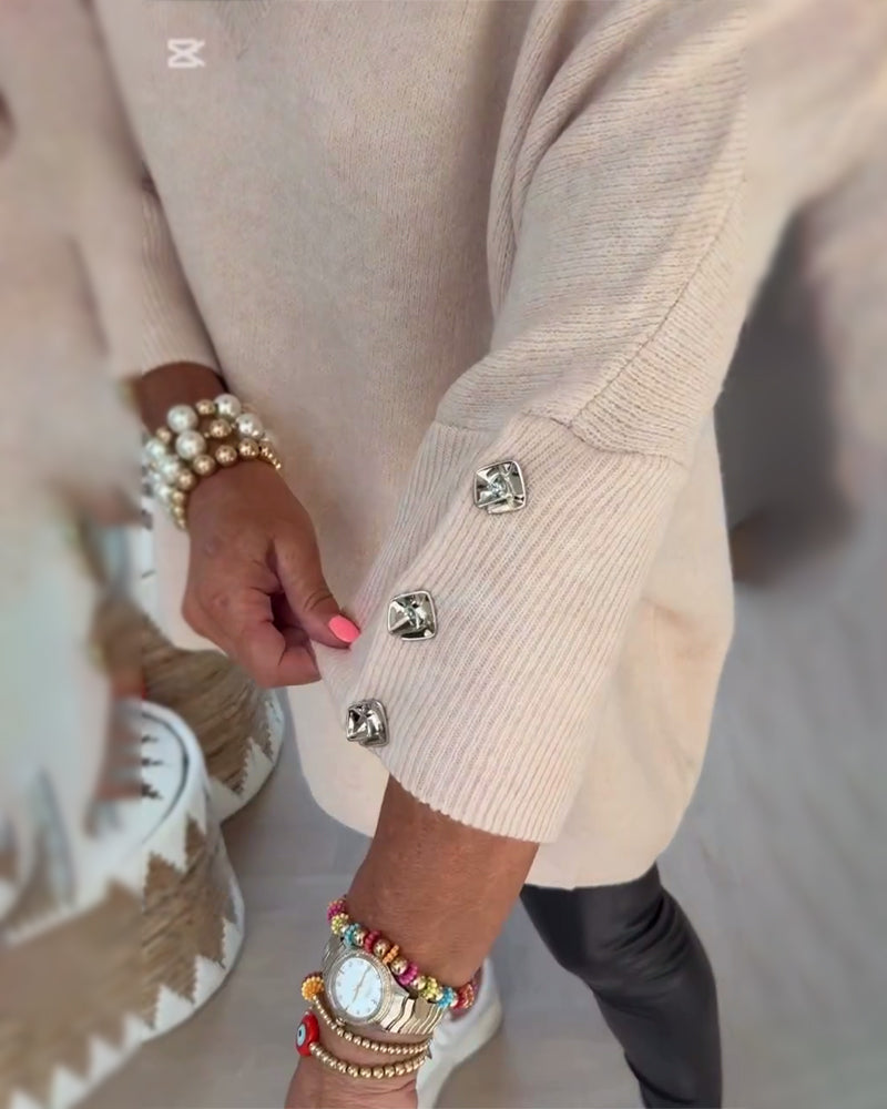 Sweter Z Cechami Dekoltu W Formie V, Przycisków I Asymetrycznej Budowy