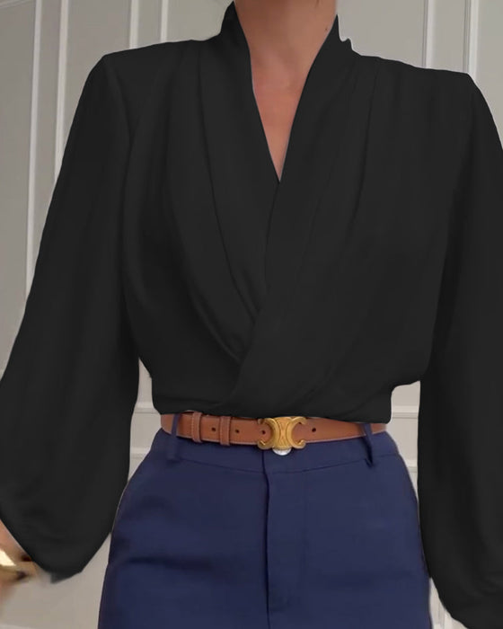 Modna bluzka w jednolitym kolorze z dekoltem w serek i rękawami typu latarnia