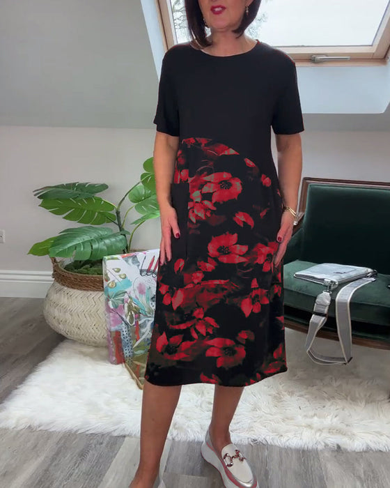 Sukienka z okrągłym dekoltem i kwiatowym nadrukiem oraz patchworkiem