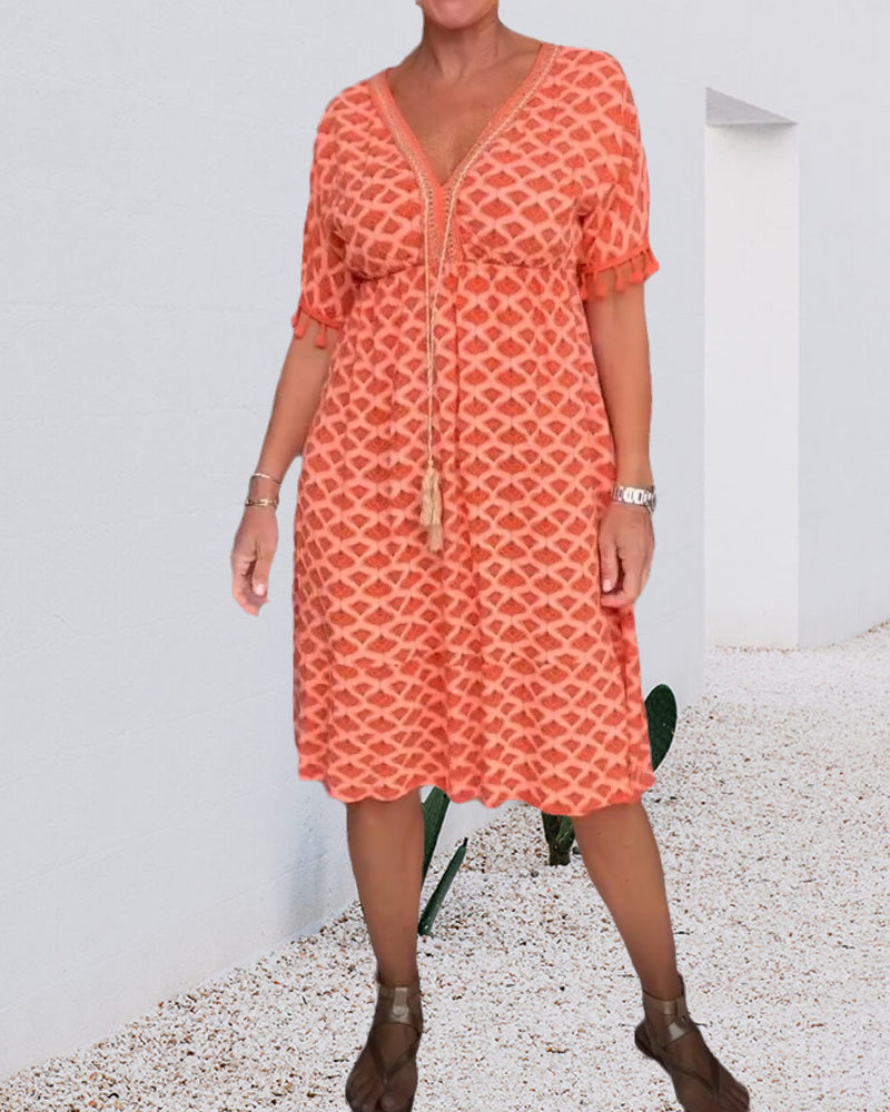 Sukienka z dekoltem w serek i nadrukiem z frędzlami