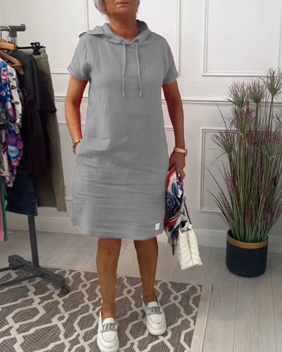 Sukienka z krótkim rękawkiem i kapturem