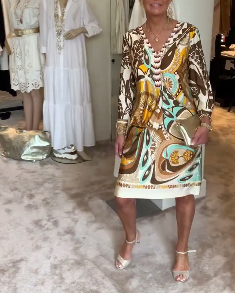 Sukienka na co dzień z nadrukiem retro i dekoltem w serek