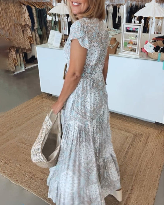 Wakacyjna sukienka z dekoltem w kształcie litery V i rozciętymi rękawami