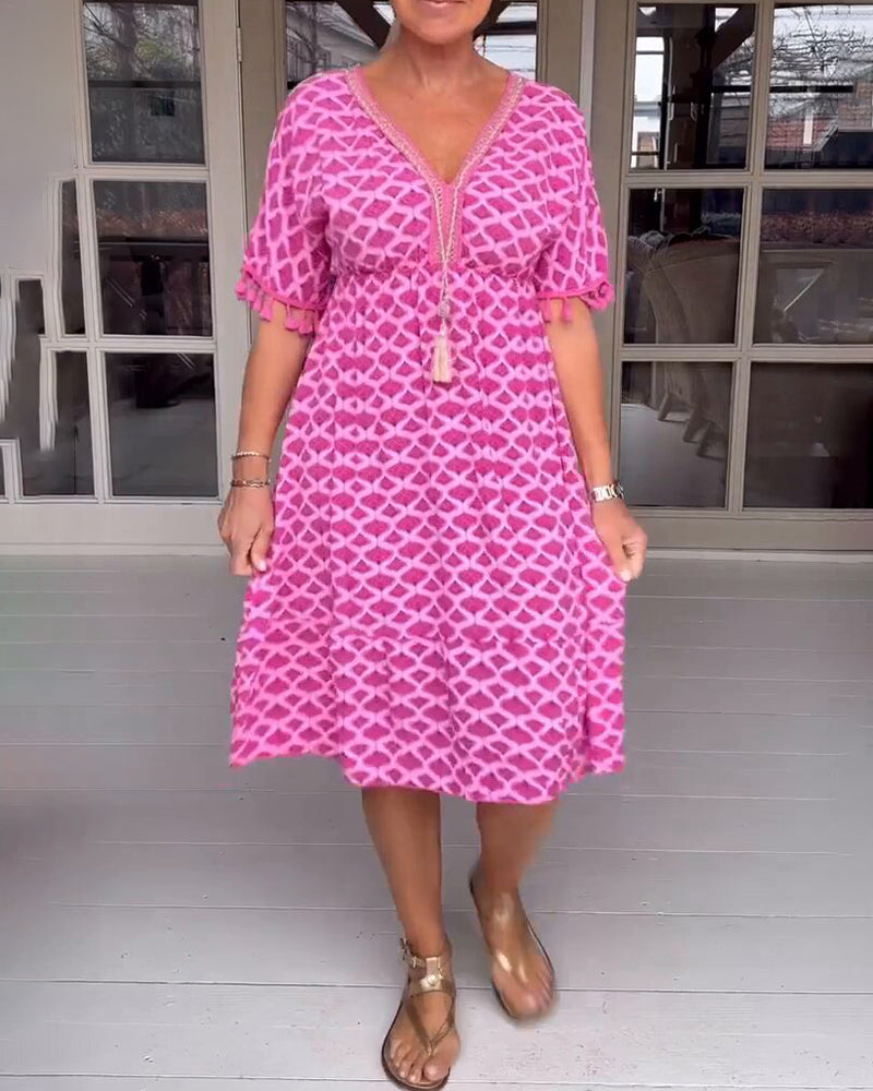 Sukienka z dekoltem w serek i nadrukiem z frędzlami