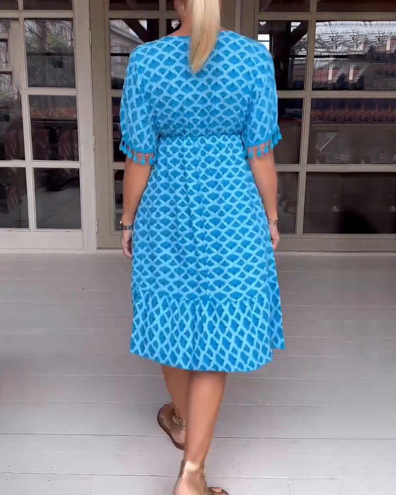 Sukienka z dekoltem w serek i nadrukiem z frędzlami