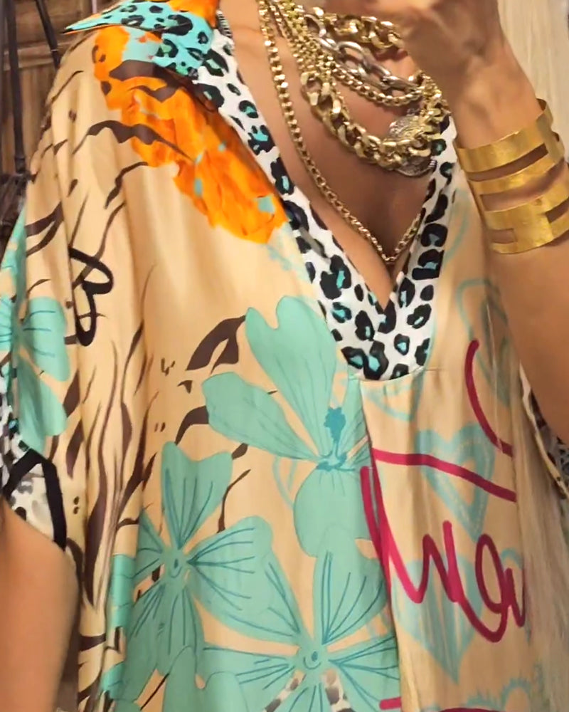 Swobodna sukienka w panterkę i kolorowy nadruk z głębokim dekoltem w kształcie litery V