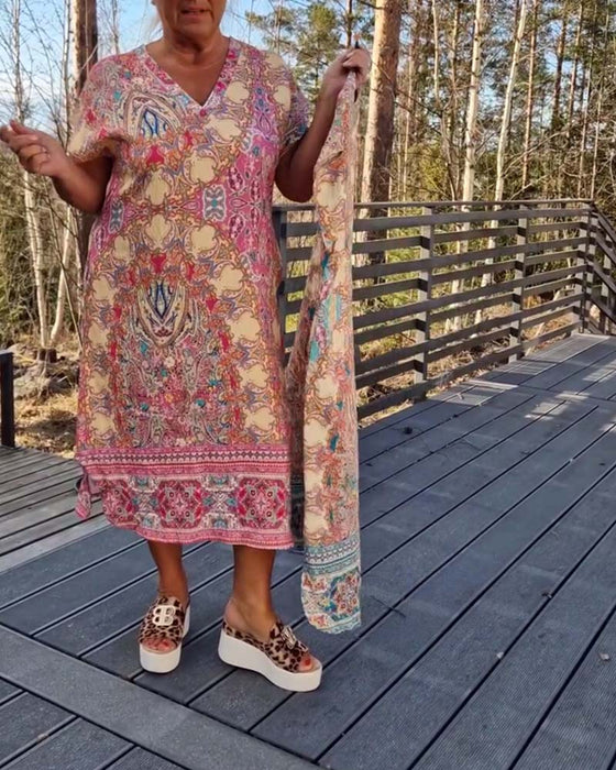 Sukienka Z Dekoltem W Serek Z Krótkim Rękawem Wzorzysta Prosta