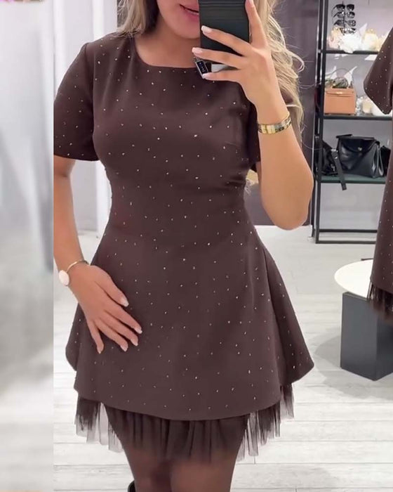 Sukienka z elegancką, mieniącą się siateczką patchworkową