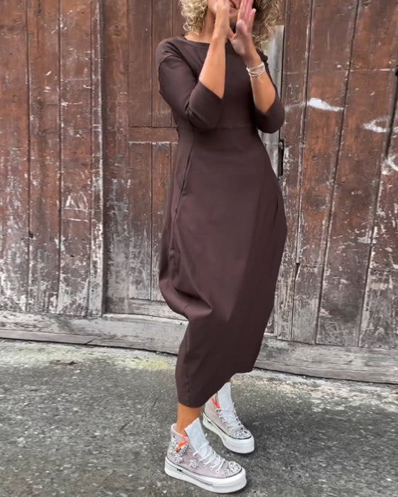 Prosta jednokolorowa elegancka sukienka z długim rękawem i kieszeniami