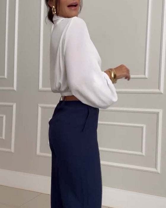 Modna bluzka w jednolitym kolorze z dekoltem w serek i rękawami typu latarnia