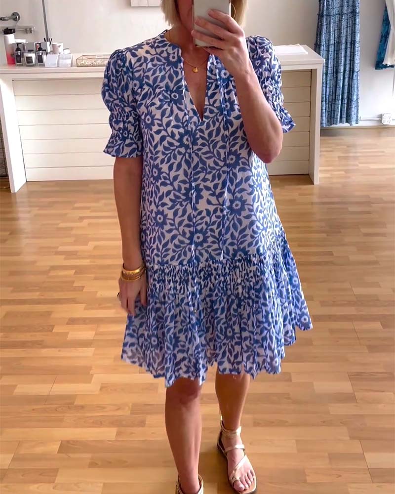 Sukienka z bufiastymi rękawami i kwiatowym nadrukiem