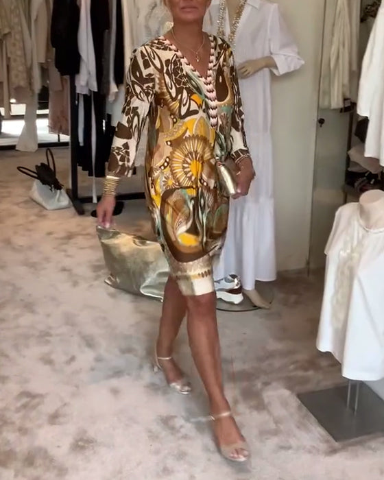 Sukienka na co dzień z nadrukiem retro i dekoltem w serek