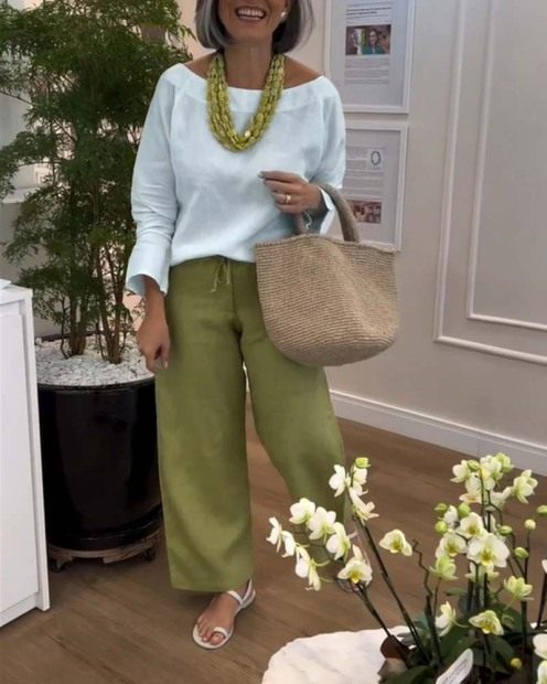 Prosty Top z Okrągłym Wypełnieniem, Jednokolorowym Kolorem i Długimi Rękawami