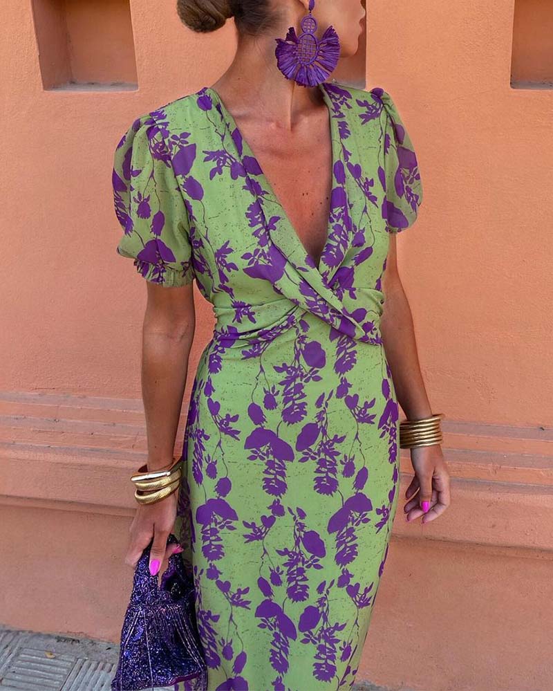 Elegancka sukienka w kształcie liścia z głębokim bufiastym rękawem i dekoltem w kształcie litery A