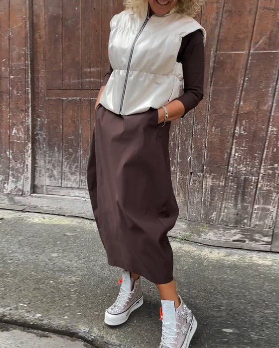 Prosta jednokolorowa elegancka sukienka z długim rękawem i kieszeniami