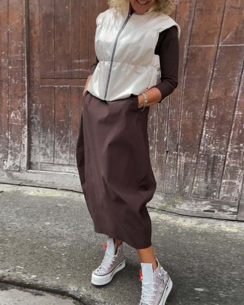 Prosta jednokolorowa elegancka sukienka z długim rękawem i kieszeniami