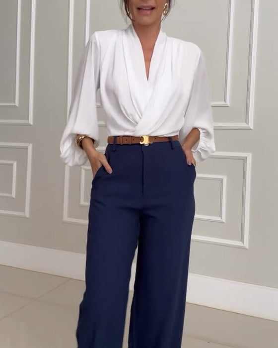 Modna bluzka w jednolitym kolorze z dekoltem w serek i rękawami typu latarnia