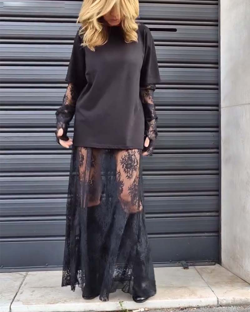 Dwuczęściowy komplet - koszulka w jednolitym kolorze i koronkowa spódnica