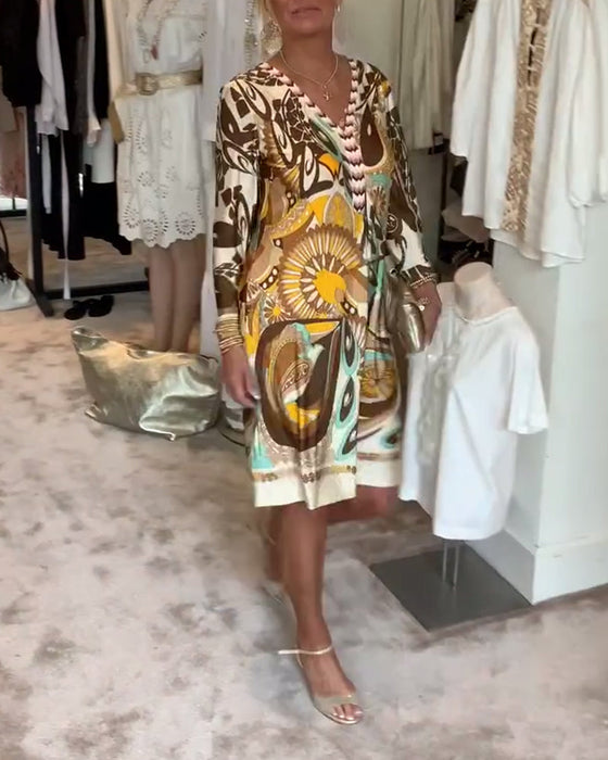 Sukienka na co dzień z nadrukiem retro i dekoltem w serek